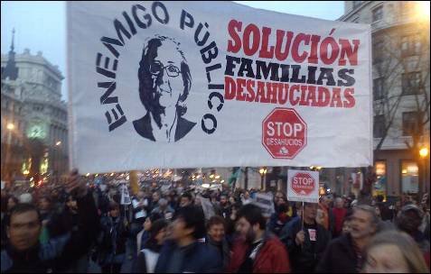 'Solución familias desahuciadas', reza una pancarta en Madrid. -AB