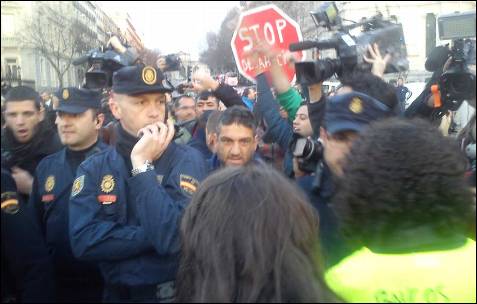 La Policía contiene a los manifestantes en Madrid. -AB