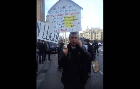 'El Gobierno rescata bancos y desahucia a personas', una pancarta en Madrid. -AB