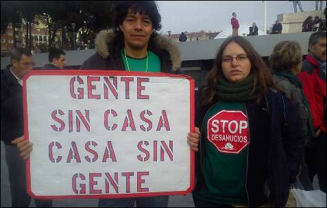 'Gente sin casa, casa sin gente' reza una pancarta de Stop Desahucios en Madrid. -AB