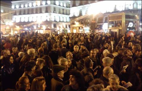 Miles de personas se concentran en la Puerta del Sol en Madrid. -AB