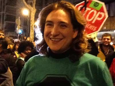 Ada Colau, atiende a los medios de comunicación en la manifestación en Barcelona. -MD