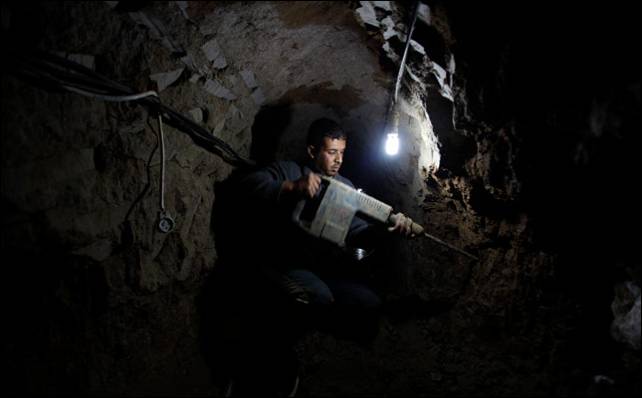 Un palestino reparando las paredes de uno de los túneles inundados por el Ejército egipcio.- Reuters