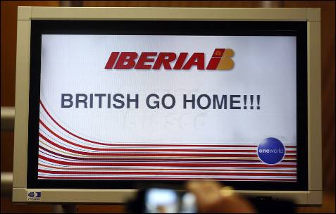 La pantalla de la T-4 del aeropuerto de Barajas durante la primera jornada de huelga de trabajadores de Iberia.
