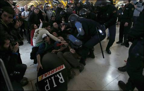 La primera de las cinco jornadas de huelga de los trabajadores de Iberia se ha saldado con cargas policiales y dos detenidos.