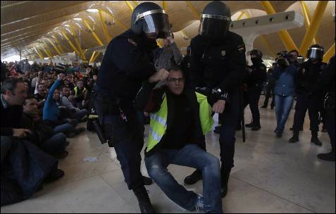 La Policía ha disuelto a varios grupos de piquetes en el interior del aeropuerto de Madrid-Barajas.