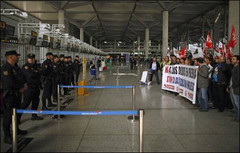La Policía ha establecido un cordón policial frente al mostrador de British Airways en el aeropuerto Pablo Ruiz Picasso de Málaga.