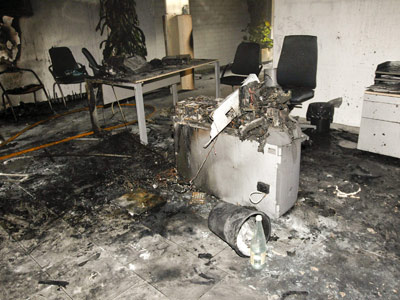 La mujer se prendió fuego en la oficina de Caja Rural de Almassora pasado el mediodía.- EFE