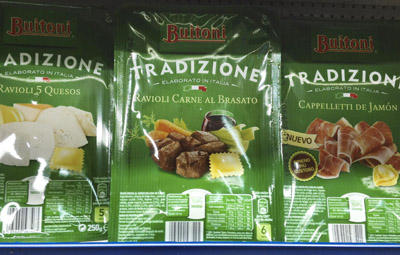 Envase de raviolis rellenos de carne (en el centro) de la marca 'Buitoni' que Nestle ha retirado