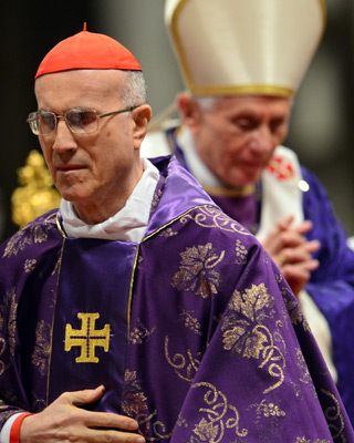 El cardenal Bertone y el Papa, durante la misa del Miércoles de Ceniza.