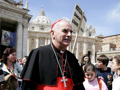El cardenal O'Brien, en la plaza de San Pedro en 2005. GIULIO NAPOLITANO / EFE