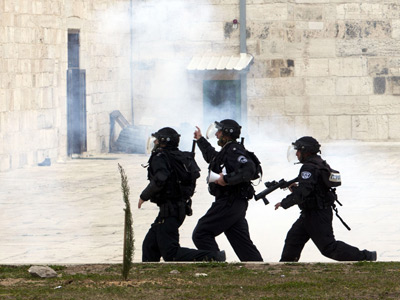 Antidisturbios israelíes en la mezquita de Al Aqsa, el pasado viernes. AHMAD GHARABLI / AFP