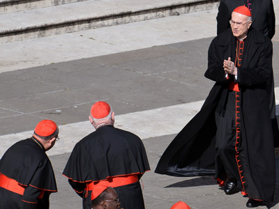 Tarcisio Bertone saluda a otros cardenales al llegar a la plaza de San Pedro, este miércoles. ALBERTO PIZZOLI / AFP