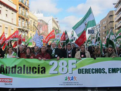Los consejeros de IU en el Gobierno andaluz se sitúan en la cabecera de la marcha de Sevilla.