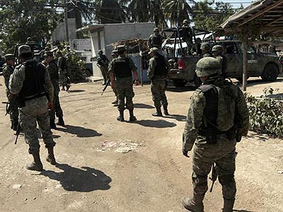 Agentes mexicanos realizan un operativo en la zona contigua al sitio donde ciudadanas españolas fueron violadas por varios desconocidos armados en Acapulco. EFE