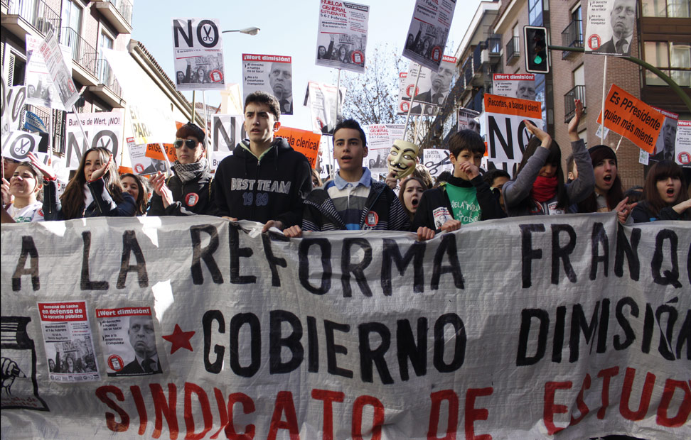 Cabecera de la manifestación estudiantil que ha recorrido el centro de la capital desde Atocha hasta la Puerta del Sol.