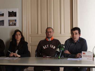 Marta mendiola (i), de Amnistía Internacional, Mohamed Raji y Javier Rubio (d), abogado de CAES, durante la rueda de prensa.