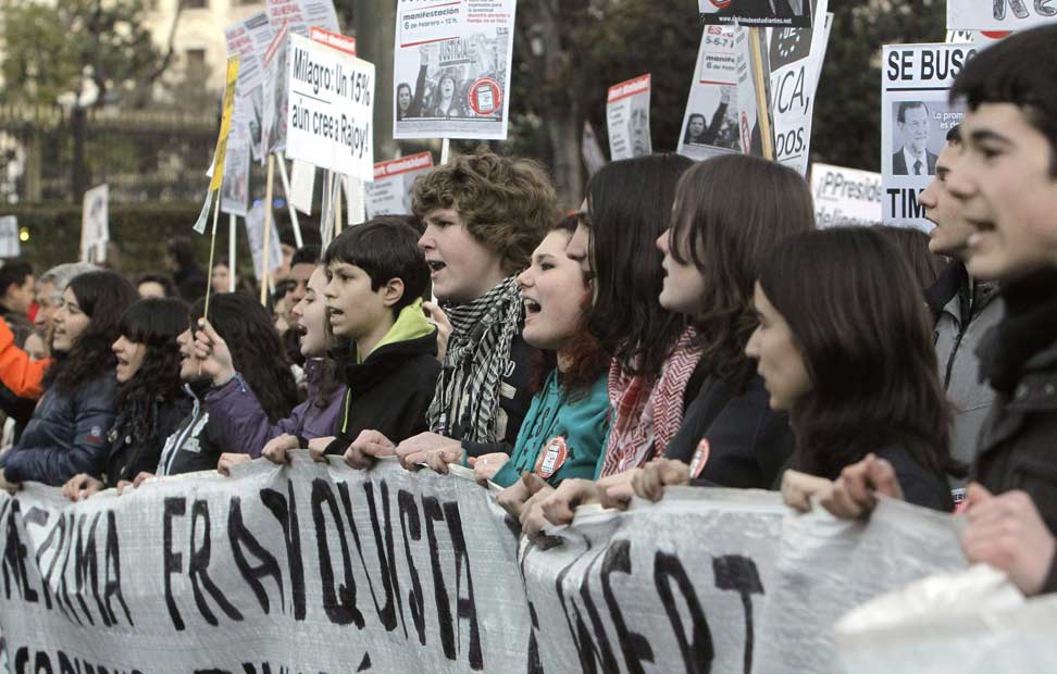 Cabecera de la manifestación convocada por la Plataforma Regional por la Escuela Pública de la Comunidad de Madrid celebrada hoy en la madrileña Plaza de Neptuno en defensa de la escuela pública y contra la ley educativa LOMCE.