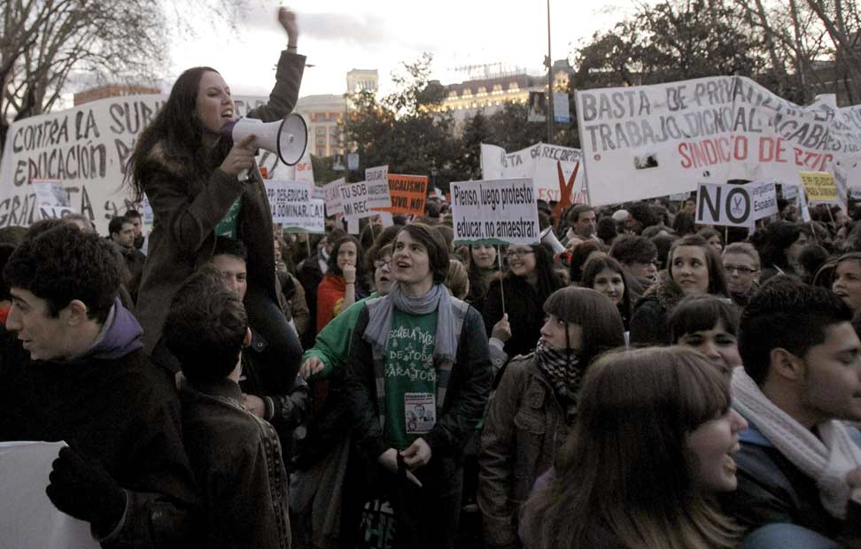 Cientos de jóvenes participan en la manifestación convocada por la Plataforma Regional por la Escuela Pública de la Comunidad de Madrid.