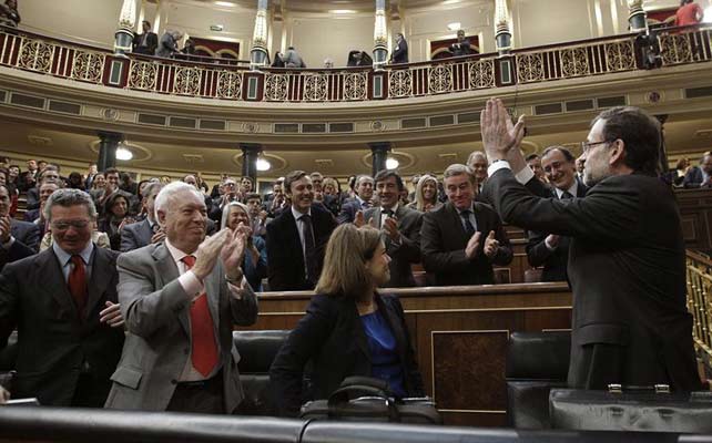 Mariano Rajoy agradece el aplauso de los diputados del PP y de los miembros de su Gobierno.