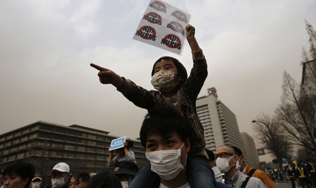 Manifestantes en Tokio pidiendo el cierre de las centrales nucleares.