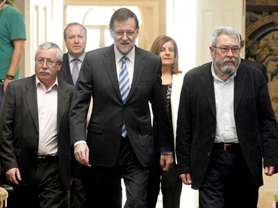 Mariano Rajoy acompañado de los secretarios generales de CCOO, Ignacio Fernández Toxo, y de UGT, Cándido Méndez, y seguido del presidente de CEPYME, Jesús Terciado, y la ministra de Empleo, Fátima Báñez. EFE