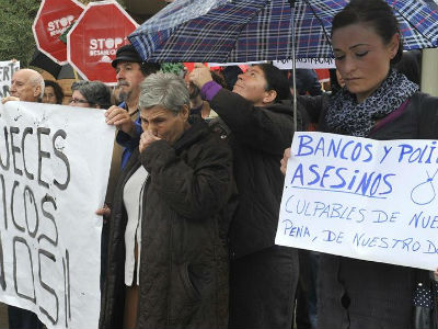 Un acto de protesta que se celebró tras el funeral del hombre que se quitó la vida poco antes de ser desahuciado en Granada. EFE/Miguel Ángel Molina