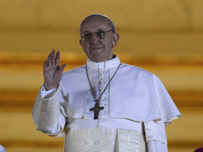 El cardenal argentino Jorge Mario Bergoglio, al salir al balcón de la Plaza de San Pedro como el Papa Francisco I.REUTERS.