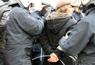 Una de las personas detenidas tras las manifestaciones en Bruselas contra la austeridad.