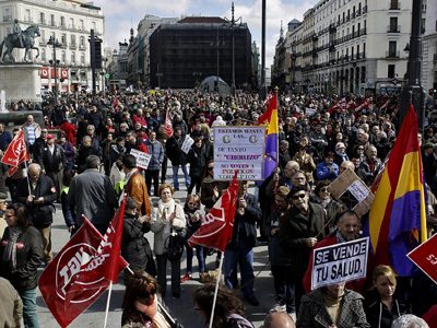 Miles de ciudadanos participan en la manifestación de la Cumbre Social el pasado domingo.