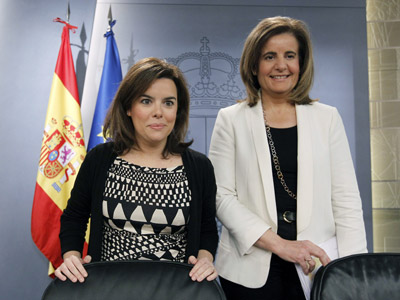 La vicepresidenta del Gobierno, Soraya Sáenz de Santamaría (i) y la ministra de Empleo, Fátima Báñez durante la rueda de prensa ofrecida tras la reunión del Consejo de Ministros, hoy en el Palacio de la Moncloa, en Madrid. EFE/Chema Moya
