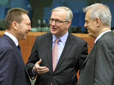 El comisario Olli Rehn conversa con los ministros de Finanzas griego y chipriota.-GEORGES GOBET / AFP