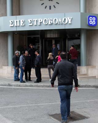 Varios ciudadanos chipriotas hacen cola ante una sucursal bancaria en Nicosia.
