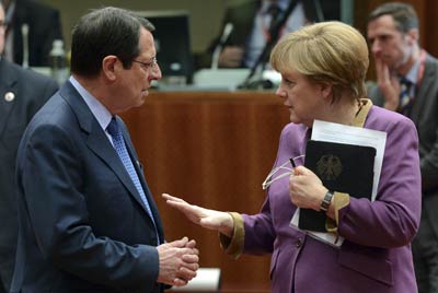 La canciller alemana Angela Merkel alecciona al presidente chipriota Nicos Anastasiades.