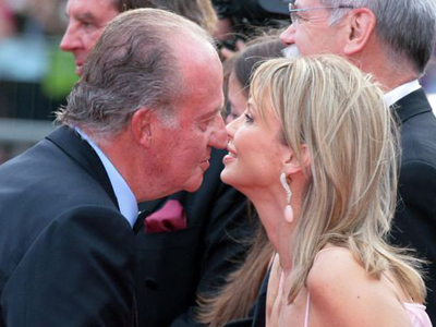 El rey saluda a Corinna durante un acto en 2006.