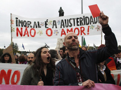 Los portugueses toman las calles de la capital contra las políticas de austeridad del gobierno conservador que siguen el dictamen de la troika.