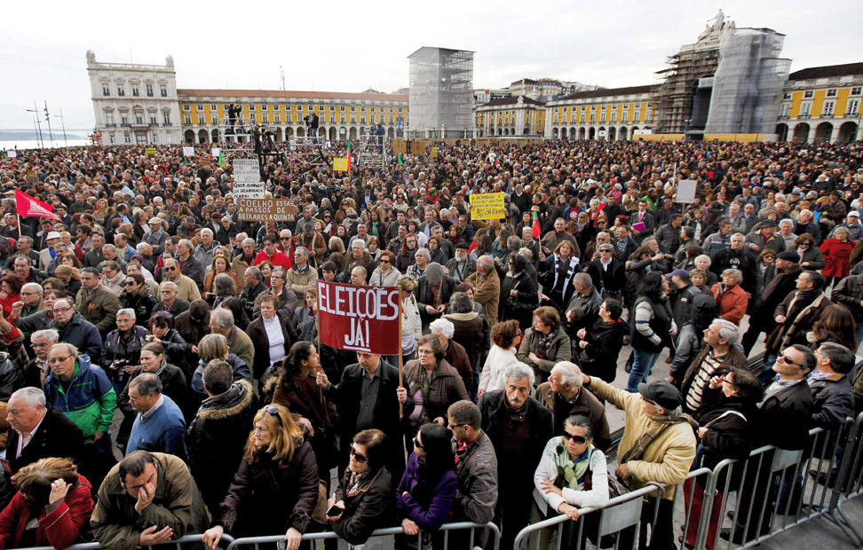 Los manifestantes ocuparon masivamente la Praca do Comercio en Lisboa, Portugal.