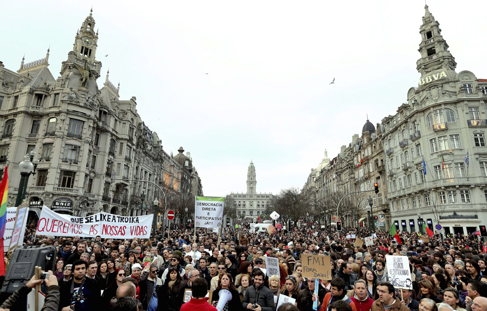 Oporto ha sido otra de las 40 ciudades que ha salido a la calle para protestar contra el desempleo (que llegó el mes pasado al 17,6 %) y la grave crisis económica y social que sufre Portugal.
