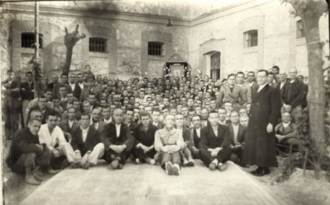 Grupo de presos dentro de la carcel de Ocaña