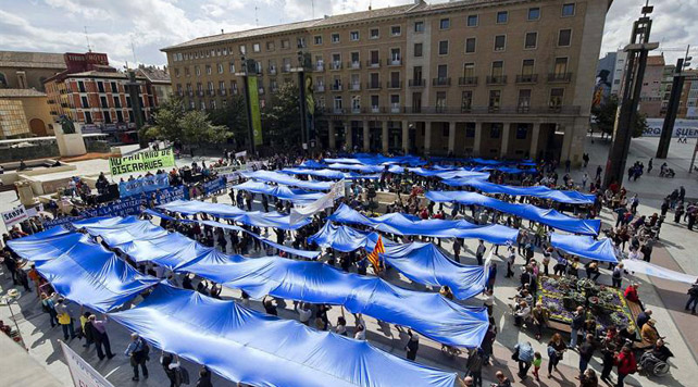 La Marea Azul contra la privatización del agua y de los ríos, se manifiesta este sábado en la plaza del Pilar de Zaragoza para rechazar la privatización del servicio público de suministro de agua.