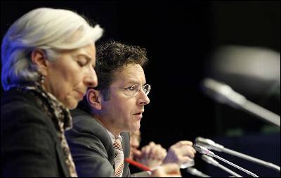El presidente del Eurogrupo se dirige a los medios de comunicación acompañado por la presidenta del FMI, Christine Lagarde.