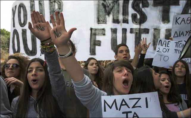 Los estudiantes chipriotas han protestado contra el rescate frente al Parlamento de Nicosia.- EFE