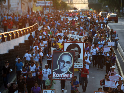 Marcha en recuerdo de monseñor Romero en el 33º aniversario de su asesinato. JOSÉ CABEZAS / AFP