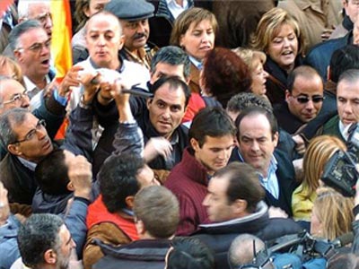 El intento de agresión a José Bono, en 2005, por varios militantes del PP. EFE