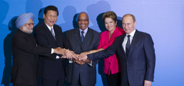 De izquierda a derecha: el primer ministro indio, Manmohan Singh; el presidente Chino, Xi Jinping; el presidente sudafricano, Jacob Zuma; la presidenta de Brasil, Dilma Rousseff y el presidente ruso, Vladimir Putin durante la cumbre en Durban. -REUTERS