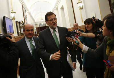 El presidente del Gobierno, Mariano Rajoy, con el ministro de Economía, Luis de Guindos, en los pasillos del Congreso de los Diputados.