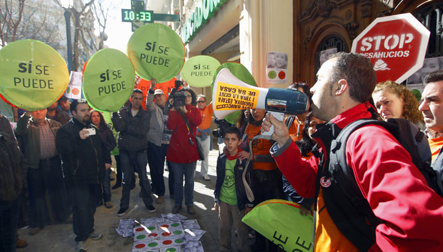 Miembros de la PAH realizan una escrache frente al domicilio de la diputada del PP por Valencia Belén Yuste.