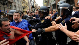 Miembros de la policía detienen a integrantes del colectivo 'Stop Desahucios' en junio de 2012. REUTERS
