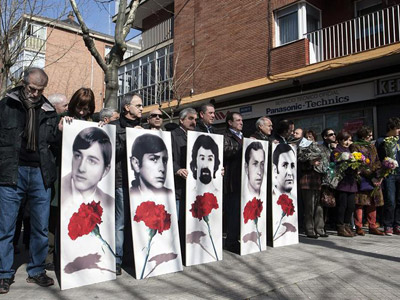 Los manifestantes, durante el homenaje. EFE/Adrián Ruíz de Hierro