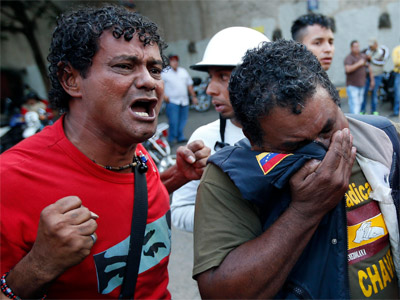 Dos seguidores de Chávez lloran en Caracas la muerte del presidente. REUTERS/Jorge Silva